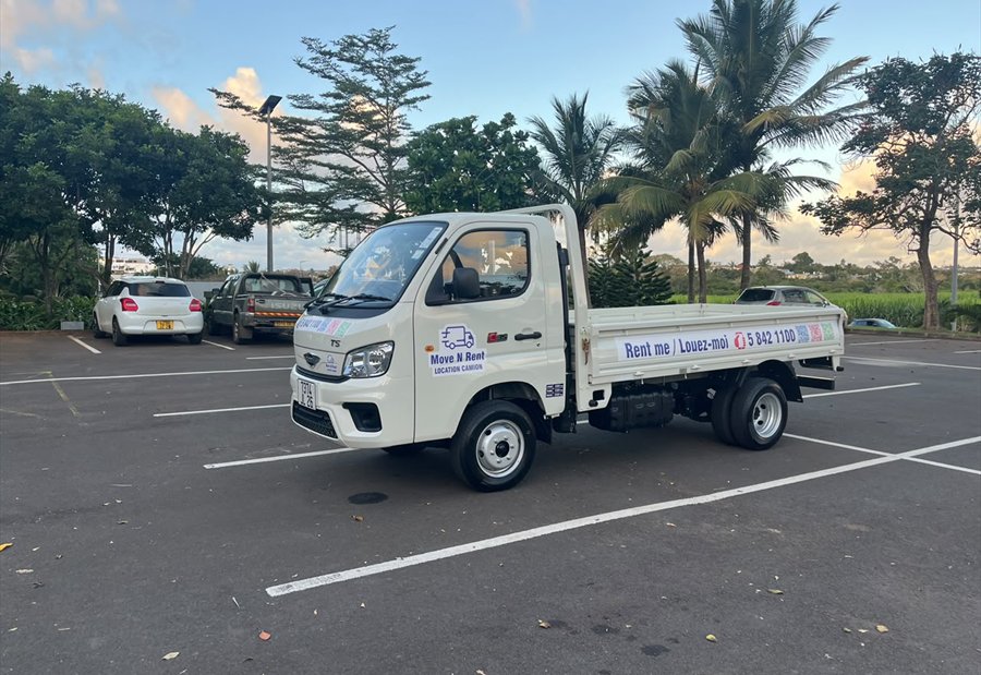 Camion plateau MoveNRent avec bâche bleue